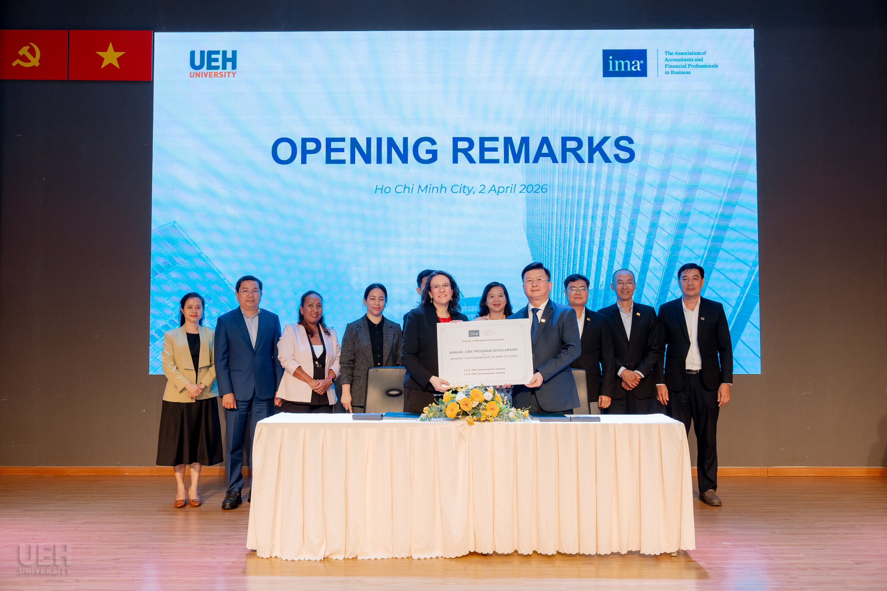 Đại diện IMA trao học bổng